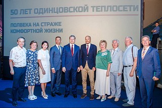 Глава округа вручил наиболее заслуженным сотрудникам грамоты и благодарственные письма