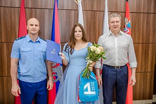 Глава Одинцовского округа Андрей Иванов совместно с одинцовским городским прокурором Евгением Кунегиным вручил ключи от новых квартир 9 детям-сиротам муниципалитета