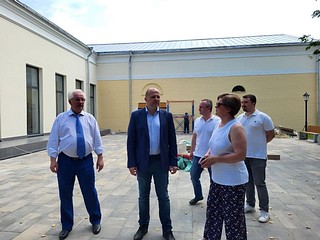 Ход реконструкции Городского манежа в Звенигороде проверили одинцовские партийцы