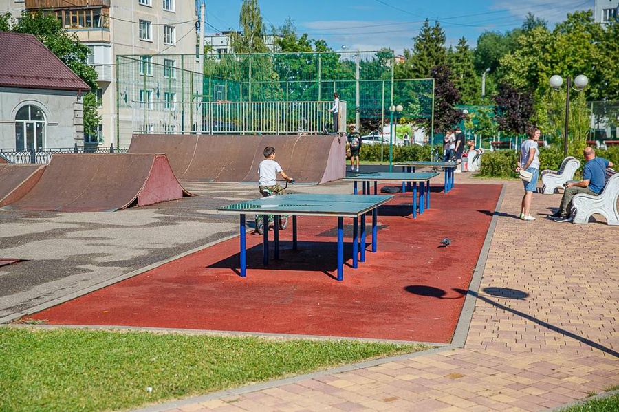 Центральная площадь является центром притяжения городка, на ней расположены детская игровая, баскетбольная, футбольная площадки, а также скейт-парк, Июль