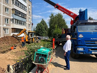 Ход капремонта инженерных сетей в селе Каринское проверили одинцовские единороссы