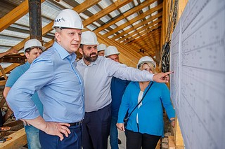В рамках капитального ремонта предусмотрено обустройство кровли из профнастила, чердачного помещения, замена строительной системы и наружного водостока. Глава муниципалитета Андрей Иванов проверил ход капитального ремонта крыши дома № 7 по Можайскому шоссе