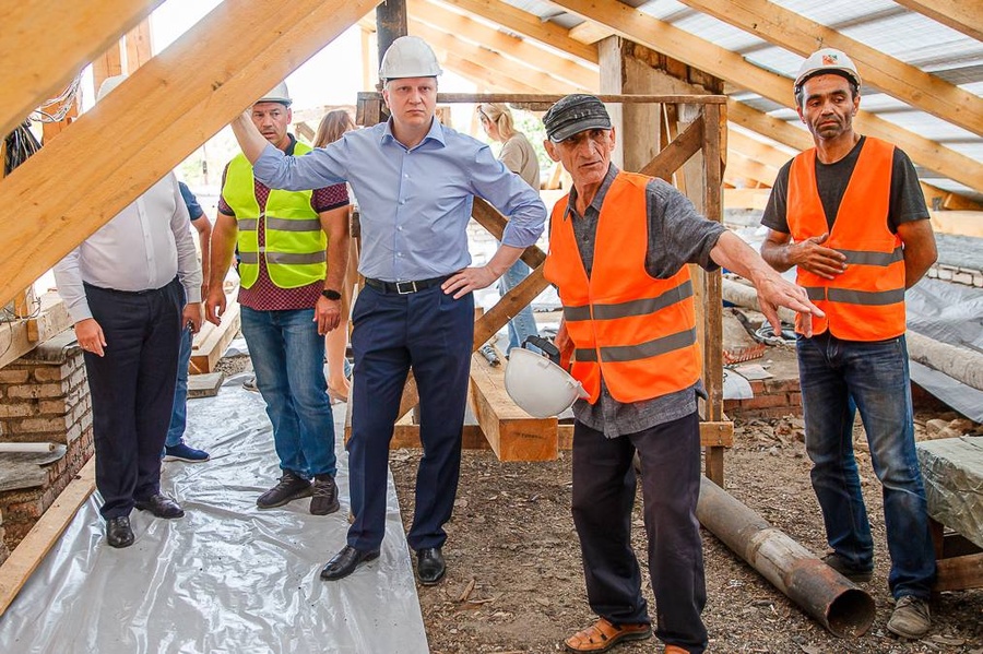 Ход капитального ремонта крыши многоквартирного дома в Одинцово проверил глава округа Андрей Иванов, Июль