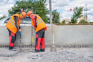 В настоящее время ведутся работы по демонтажу тротуаров и перильного ограждения