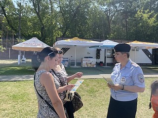 Полицейские напомнили родителям и детям о том, какие меры необходимо соблюдать при купании и нахождении на воде, а также о вреде употребления алкоголя