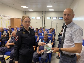Дорожные полицейские раздали участникам листовки с рекомендациями и призвали их к соблюдению правил дорожного движения