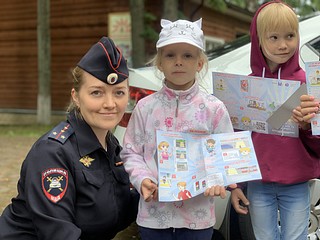 По окончанию мероприятия автоинспекторы еще раз напомнили ребятам о необходимости строгого соблюдения правил дорожного движения, а также вручили тематические листовки и световозвращающие ленты