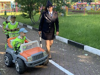 Автоинспекторы напомнили юным участникам дорожного движения о правилах поведения на проезжей части и о соблюдении безопасности во время ее перехода