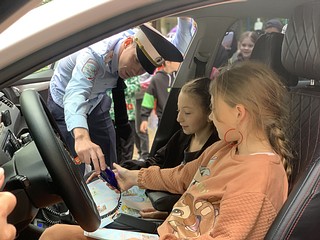 Дети получили возможность посидеть в патрульном автомобиле и представить себя на месте сотрудника Госавтоинспекции