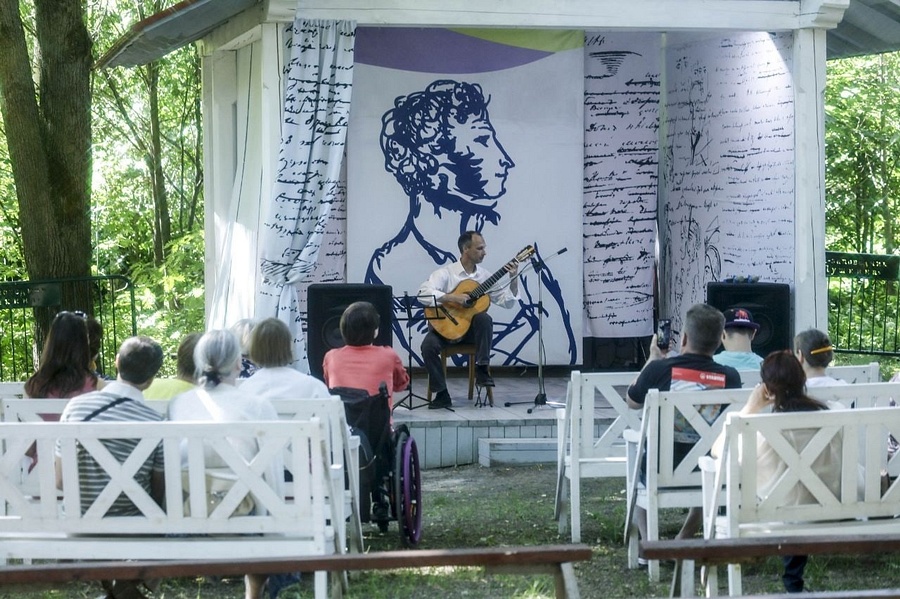 В Захарово прошел первый в этом сезоне летний концерт на свежем воздухе из цикла «Музыкальные вечера в бабушкиной усадьбе», Июль