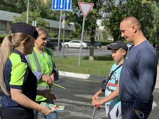 Сотрудники Одинцовской Госавтоинспекции напомнили детям и взрослым о соблюдении правил дорожного движения и использовании на своей одежде световозвращающих элементов