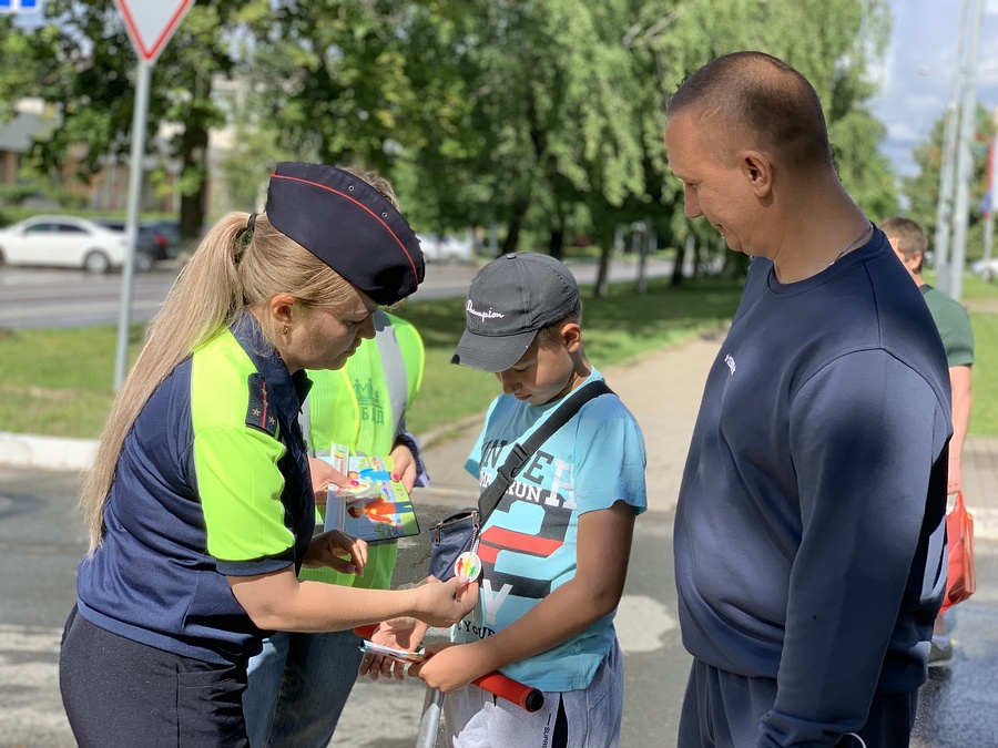 Дорожные полицейские дарили взрослым и детям световозвращающие браслеты, а также тематические листовки, Июль