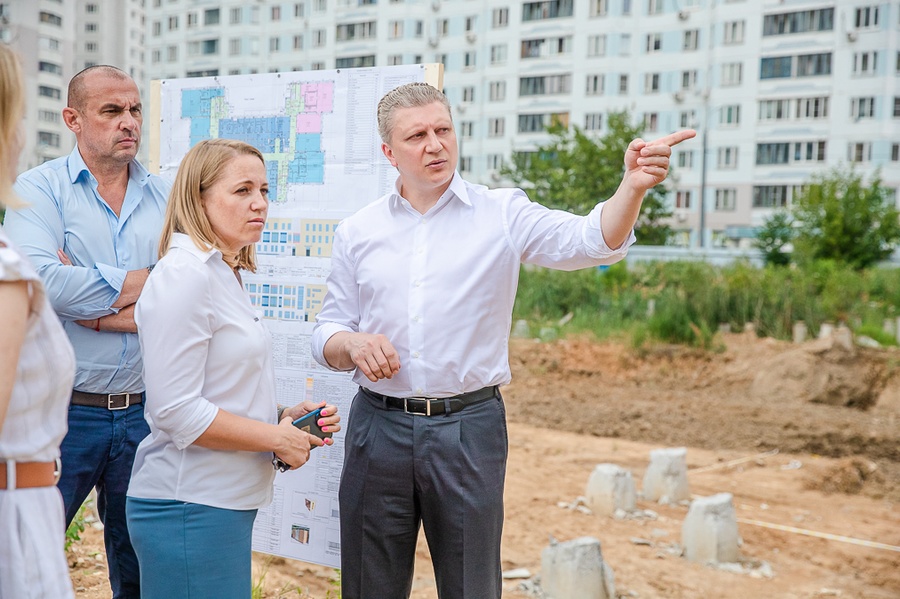 Глава округа Андрей Иванов провел на строительной площадке выездное совещание, Июль