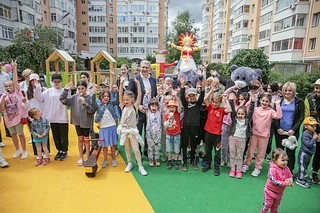 Дети на новой детской площадке