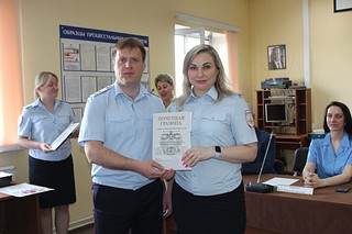 Начальник УМВД России по Одинцовскому городскому округу Игорь Лопатин отметил сотрудников, показавших наиболее высокие результаты в работе, вручив им почетные грамоты