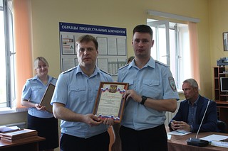 Начальник УМВД России по Одинцовскому городскому округу Игорь Лопатин отметил сотрудников, показавших наиболее высокие результаты в работе, вручив им почетные грамоты
