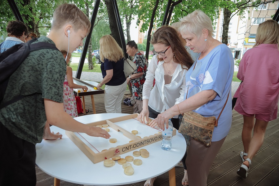 Участники «зарядки для ума» также попробовали себя в настольных играх новус, джакколо, шаффлборд, кульбуто и корнхол, В Одинцовском округе отметили Международный день мозга