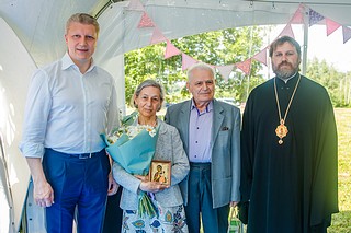 Глава Одинцовского округа поздравил юбиляров семейной жизни со Всероссийским днем семьи, любви и верности