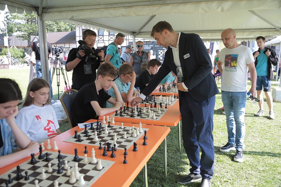 Сыграть с гроссмейстером смогли 15 лучших шахматистов, Гроссмейстер Сергей Карякин провёл в Одинцовском парке культуры, спорта и отдыха сеанс одновременной игры