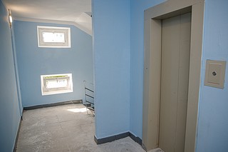 Лестничная площадка многоквартирного дома на улице Школьная