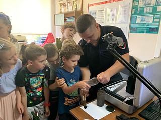 Ребятам показали Отделение экспертно-криминалистической службы, эксперты рассказали про дактилоскопическую и баллистическую экспертизы