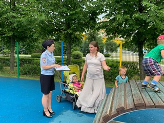 На центральной площади города Одинцово инспектор по делам несовершеннолетних 1 городского Отдела полиции УМВД России муниципалитета полицейские провели профилактическую акцию «Безопасные окна»
