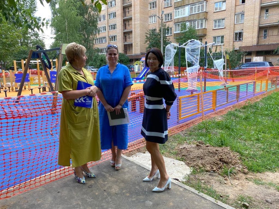 Партийцы проверили ход установки детской площадки в Одинцово, Август