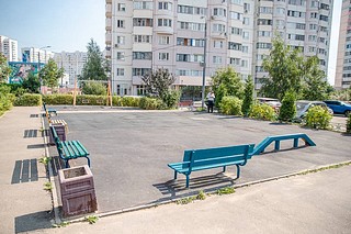 Современная детская площадка появится в микрорайоне Трехгорка у второго корпуса школы № 17 — между домами 48 и 52 по улице Чистяковой