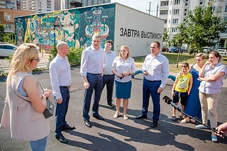 Глава Одинцовского городского округа совместно с депутатами и активными жителями микрорайона осмотрел территорию возле второго корпуса школы, где планируется установить объект
