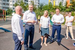Глава Одинцовского городского округа совместно с депутатами и активными жителями микрорайона осмотрел территорию возле второго корпуса школы, где планируется установить объект