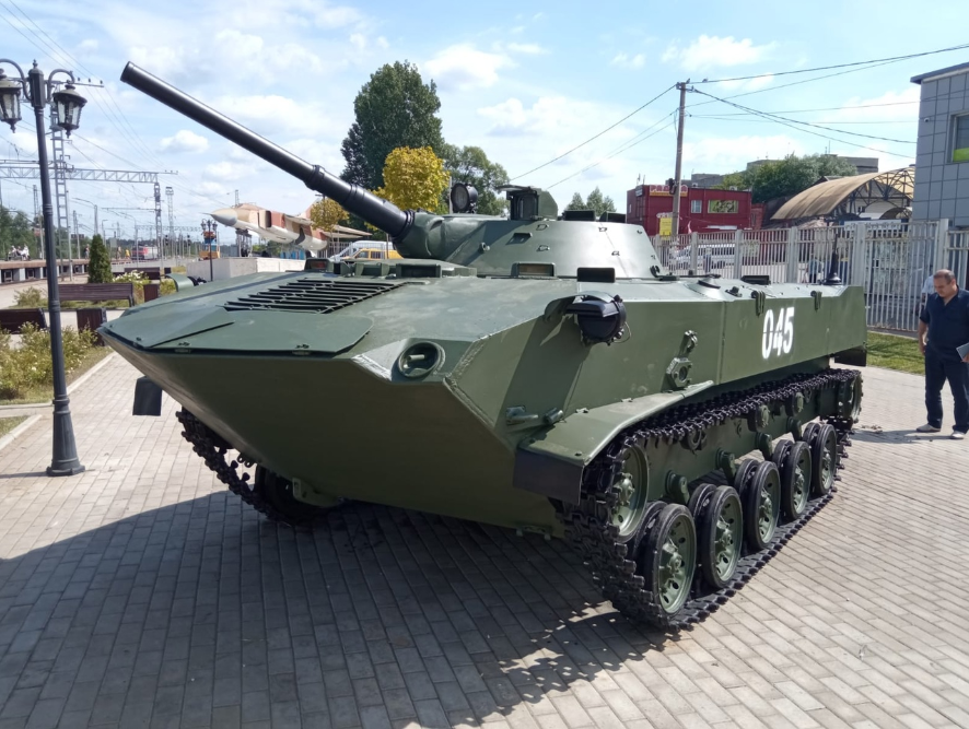 3В День ВДВ 2 августа в Кубинке открыли памятник боевой машине десанта — БМД-1