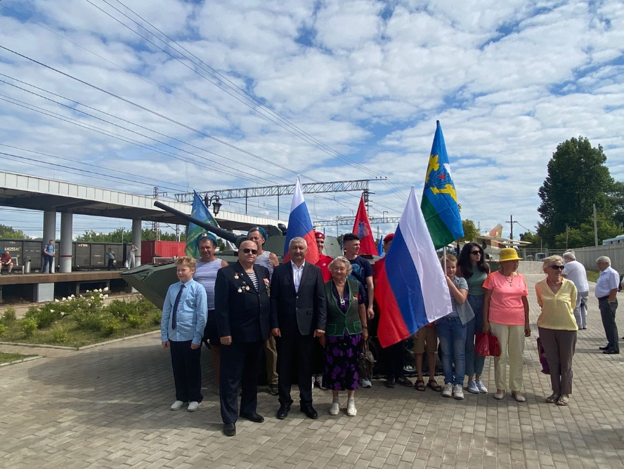 4В День ВДВ 2 августа в Кубинке открыли памятник боевой машине десанта — БМД-1