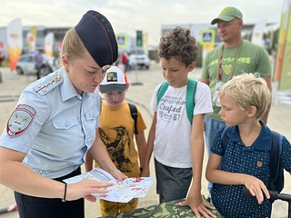 Автоинспекторы подарили юным посетителям световозвращающие брелоки и расписания для уроков с элементами дорожной безопасности