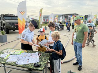 Одинцовские Госавтоинспекторы напомнили правила дорожного движения посетителям форума «Армия-2022»