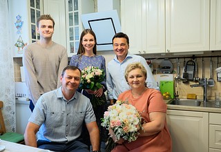Учительница из Одинцовского округа получила сертификат на соципотеку лично от губернатора Подмосковья