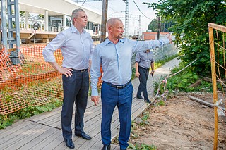 Андрей Иванов вместе с жителями проверил ход благоустройства у станции МЦД «Лесной Городок»