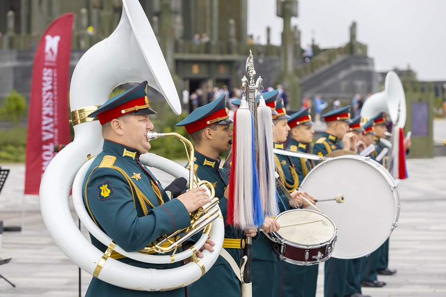 В заключительном выступлении приняли участие сразу несколько именитых военно-оркестровых коллективов, Август