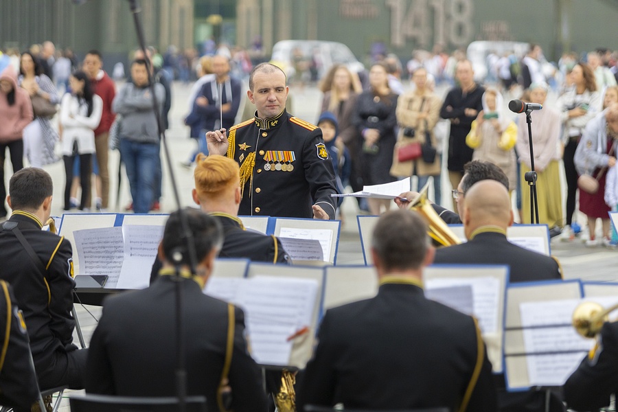 В заключительном выступлении приняли участие сразу несколько именитых военно-оркестровых коллективов, Август