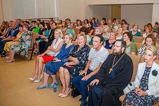 Участие в ней приняли руководители образовательных учреждений муниципалитета, депутаты всех уровней, представители родительского сообщества и общественности