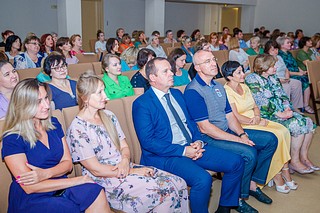 Участие в ней приняли руководители образовательных учреждений муниципалитета, депутаты всех уровней, представители родительского сообщества и общественности