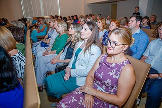 Участие в ней приняли руководители образовательных учреждений муниципалитета, депутаты всех уровней, представители родительского сообщества и общественности