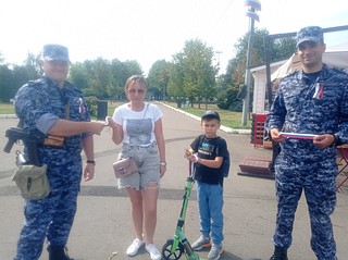 Росгвардейцы провели в Одинцово патриотическую акцию «С флагом на сердце»