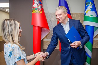 Андрей Иванов вручил ключи от квартир 3 детям-сиротам Одинцовского округа