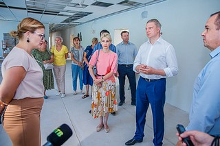 Ход реконструкции Введенской школы № 3 в Звенигороде проверил глава Одинцовского городского округа Андрей Иванов вместе с педагогическим коллективом и представителями родительской общественности