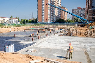 На объекте выполняются подготовительные работы, разрабатывается котлован, обустраиваются выравнивающий слой песка, бетонная подготовка, гидроизоляция