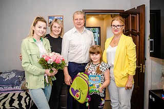 Андрей Иванов подарил будущей первокласснице Вике Кравцовой рюкзак со всем необходимым для учебы