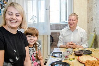Андрей Иванов подарил будущей первокласснице Вике Кравцовой рюкзак со всем необходимым для учебы