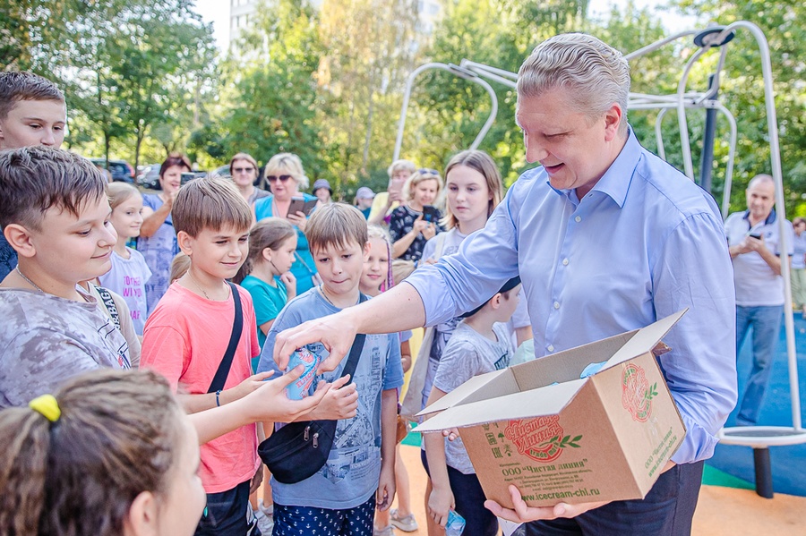 Глава Одинцовского городского округа Андрей Иванов открыл еще 2 новых детских площадки по программе губернатора Московской области Андрея Воробьева, Август