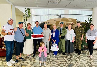 Партийцы поздравили десантников Одинцовского округа с днём ВДВ