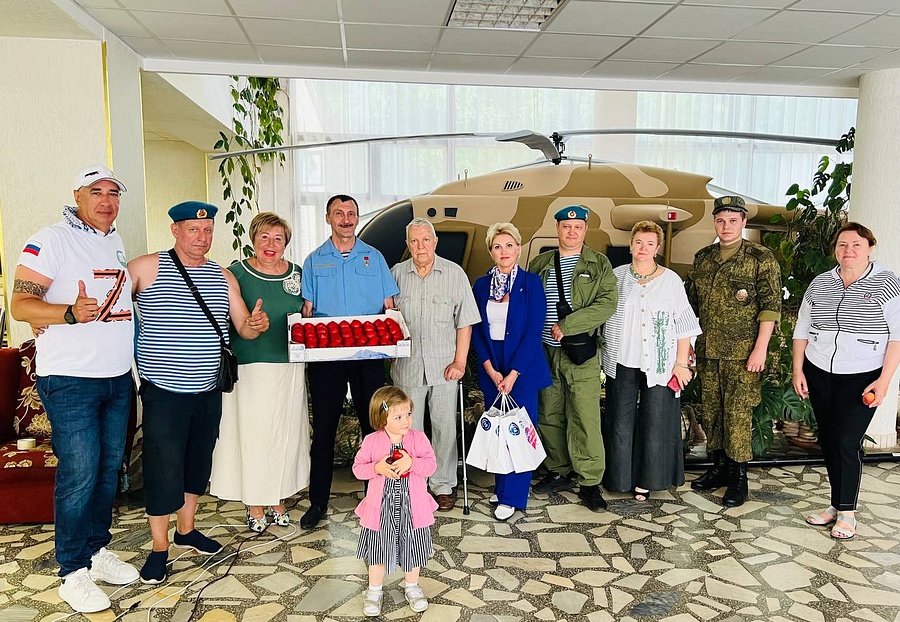 Партийцы поздравили десантников Одинцовского округа с днём ВДВ, Август